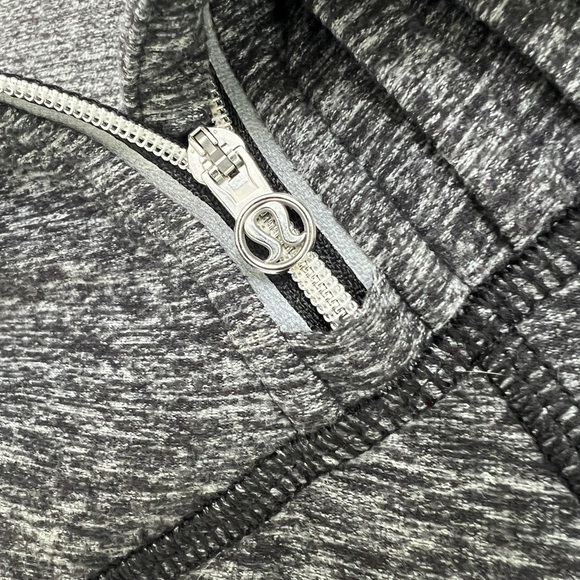 Lululemon Run Back On Track Pullover Heather Black Ponytail Hole Zipper Size 8 - Picture 5 of 10
